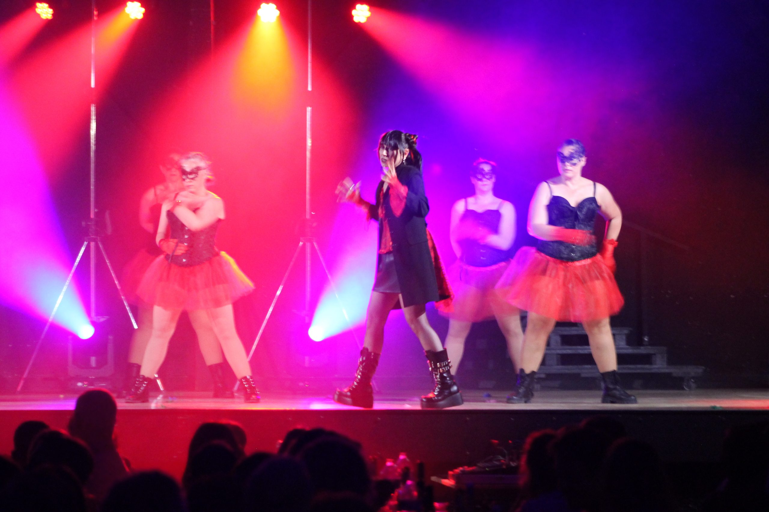 Les comédiens d’Artescence lors de la représentation du 22 mai au Crédit Agricole