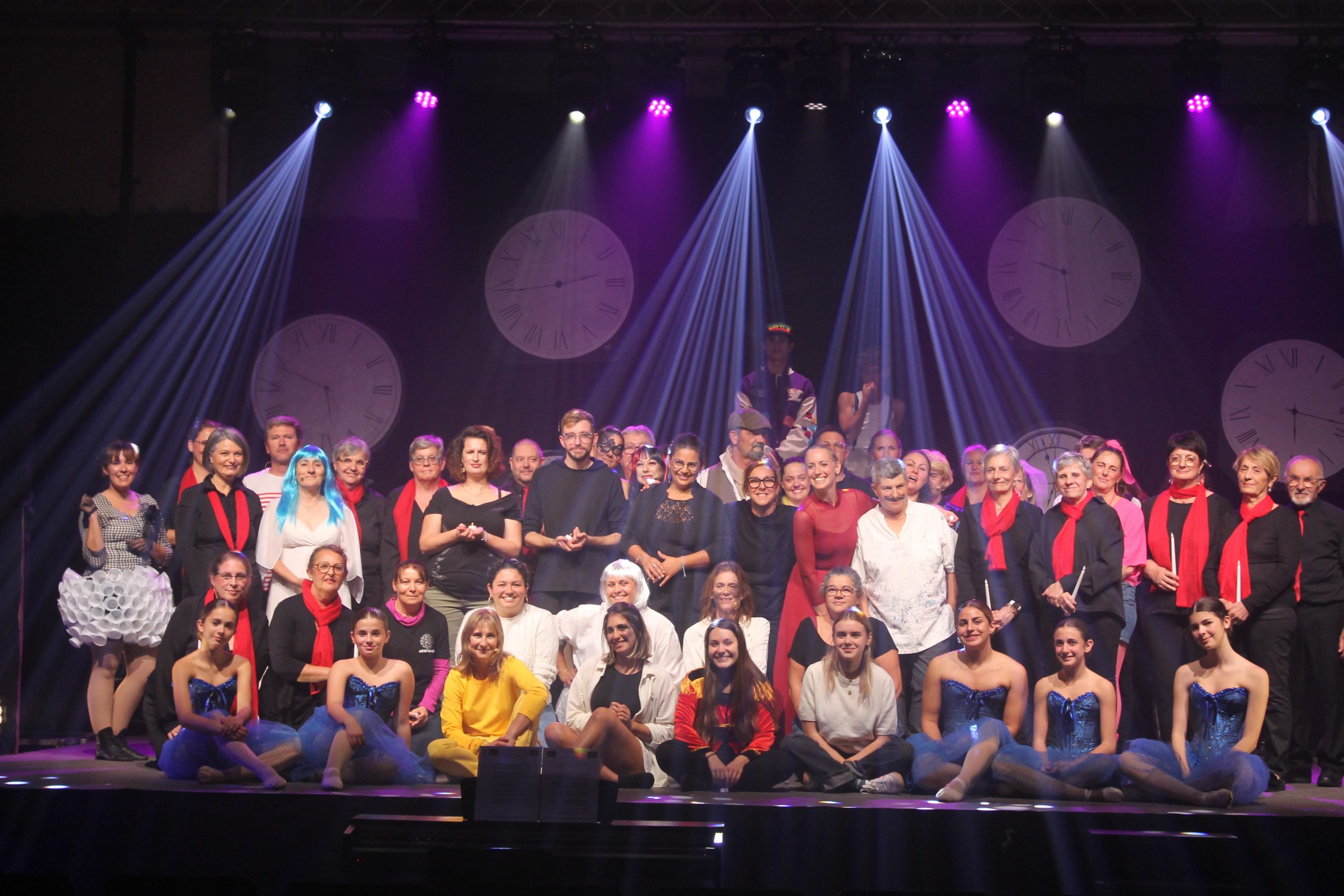 Les comédiens d’Artescence lors de la représentation du 22 mai au Crédit Agricole